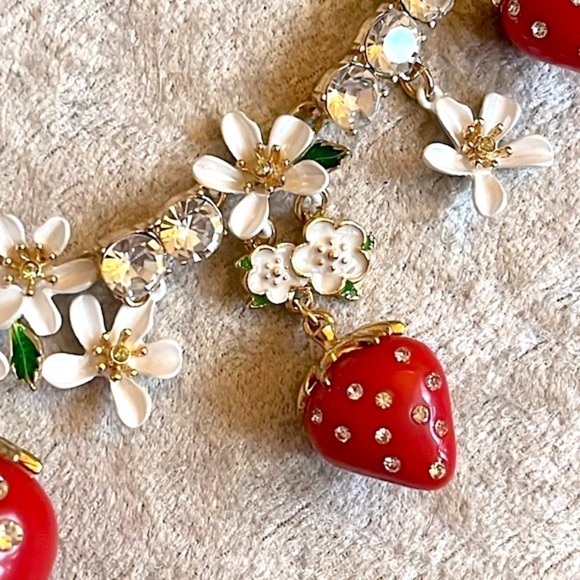 Brand New Betsey Johnson Gold Tone Strawberry Rhinestone Daisy Floral Necklace - Picture 8 of 16